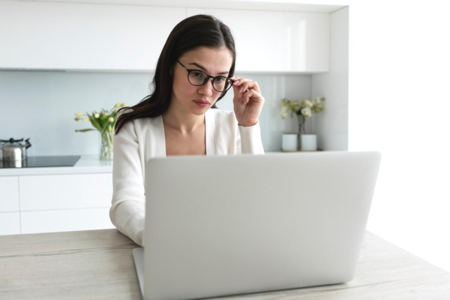 Sesión de formación financiera práctica con análisis de mercados