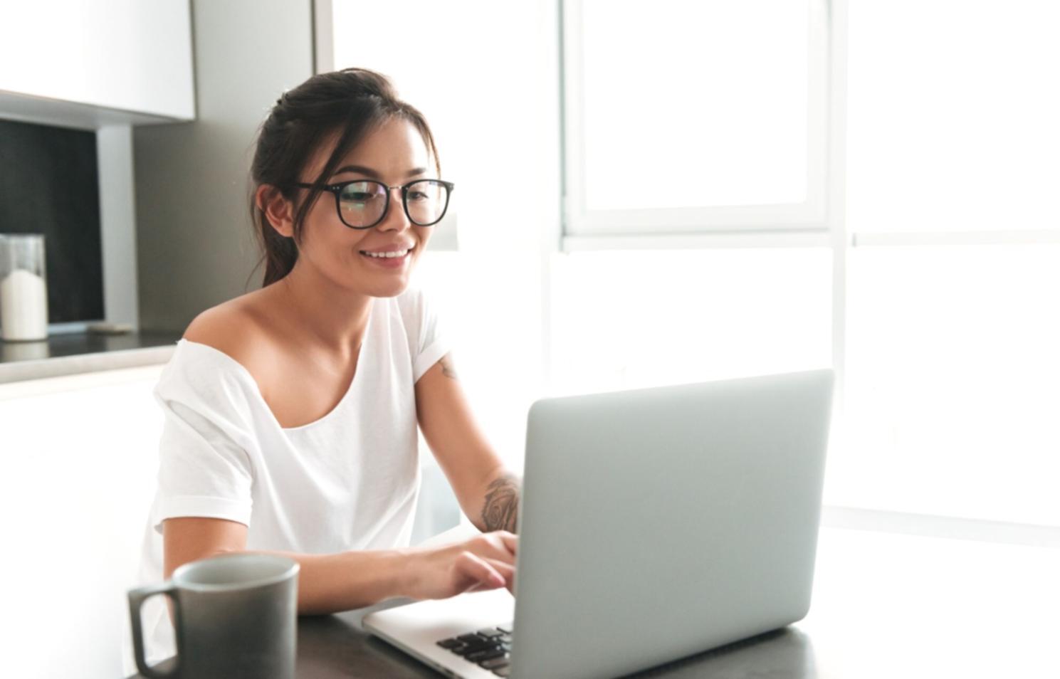Estudiante analizando gráficos de inversión en sesión práctica